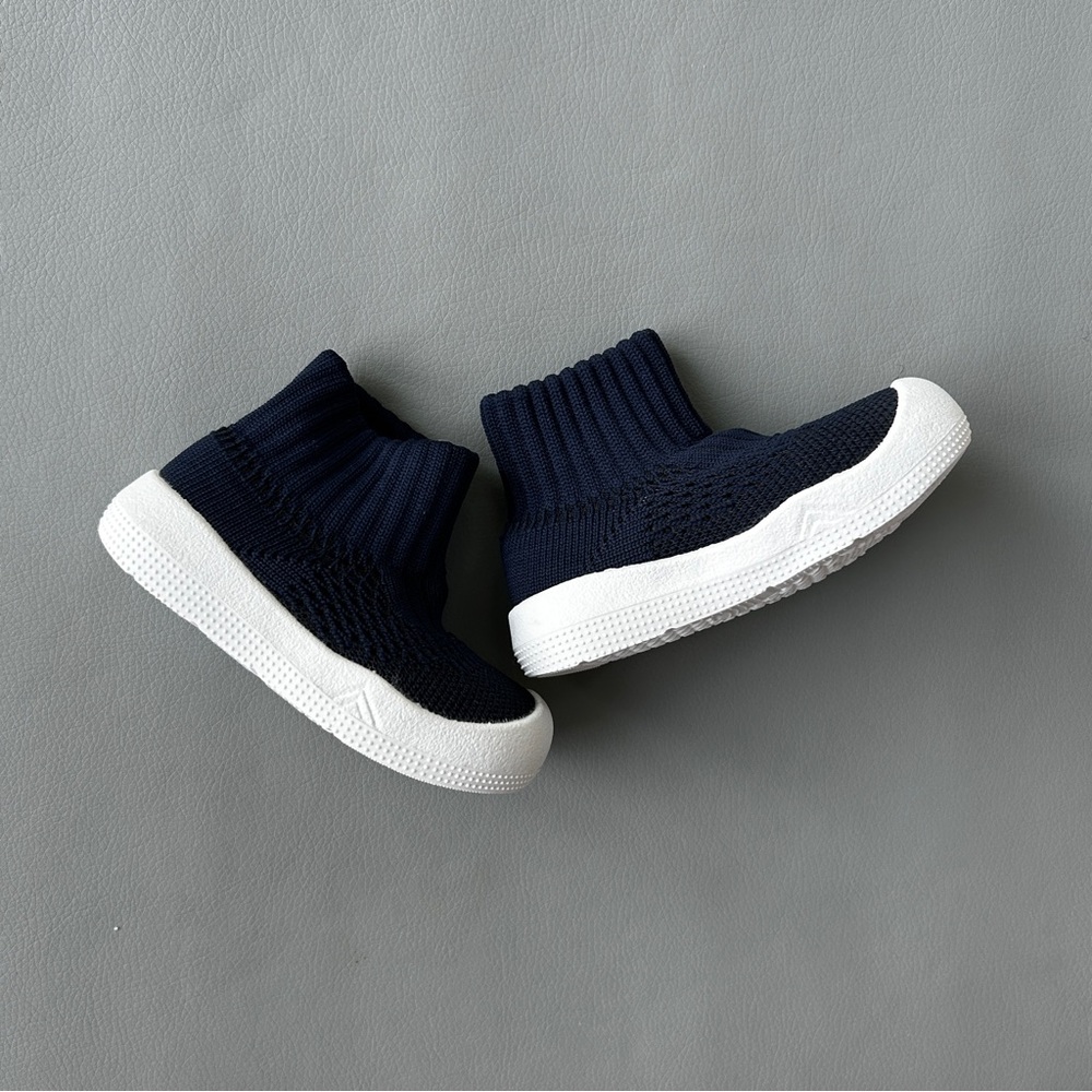 NWOT Engtoy Kids Navy Blue Knit Ankle Sneakers Stretchy Slip On High Tops Size 5